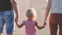 Семья держится за руки