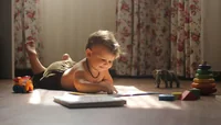Малыш читает книгу