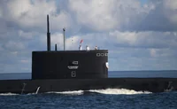 Чёрная подводная лодка в море