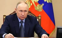Путин за рабочим столом