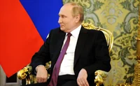 Путин в золотом кресле
