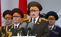 Лукашенко выступает на трибуне