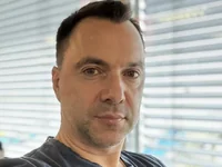 Арестович, Алексей Николаевич, селфи у окна