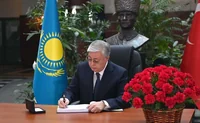Токаев подписывает документ