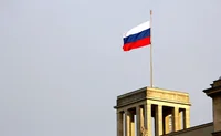 Российский флаг над колоннадой