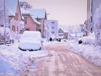 Розовые заснеженные домики