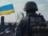 Украинский солдат у флага