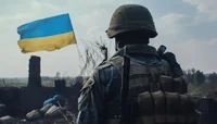 Украинский солдат у флага