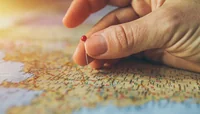 Рука помечает карту кнопкой